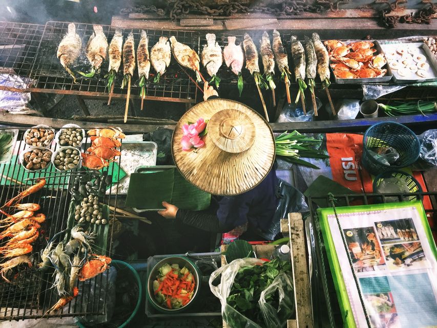Bild på grönsaker och grillad fisk - Krua Thai Malmö